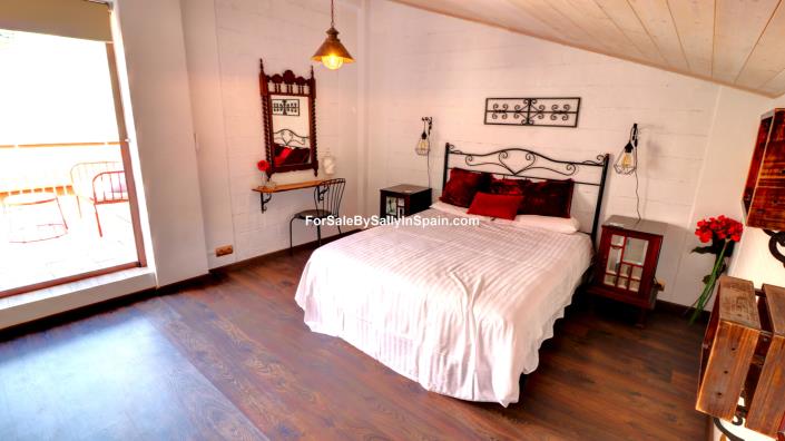 Image No.26-4 Bed Townhouse for sale