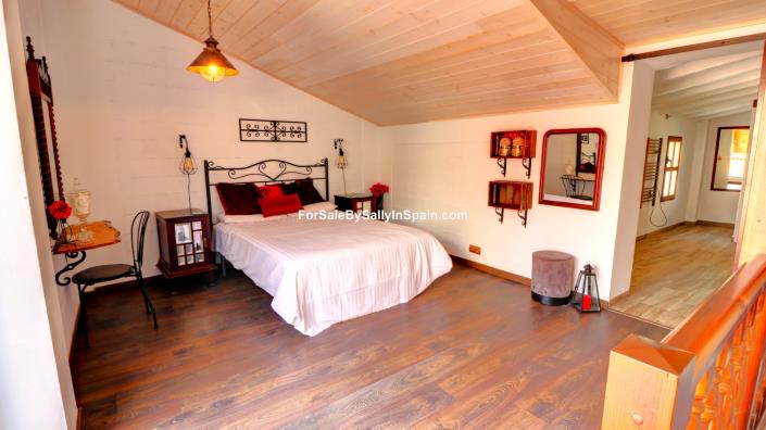 Image No.25-4 Bed Townhouse for sale