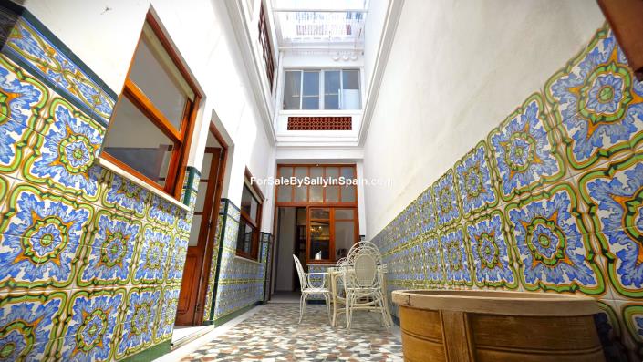 Image No.18-5 Bed Townhouse for sale