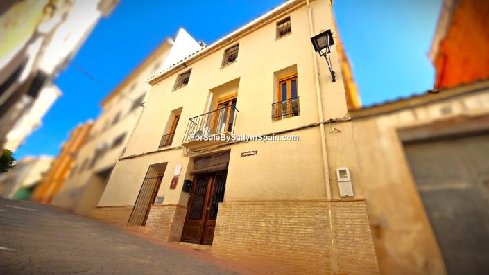 Image No.10-9 Bed Townhouse for sale