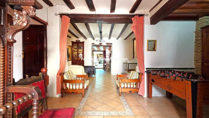 Image No.11-9 Bed Townhouse for sale