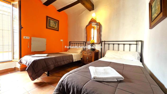 Image No.18-9 Bed Townhouse for sale