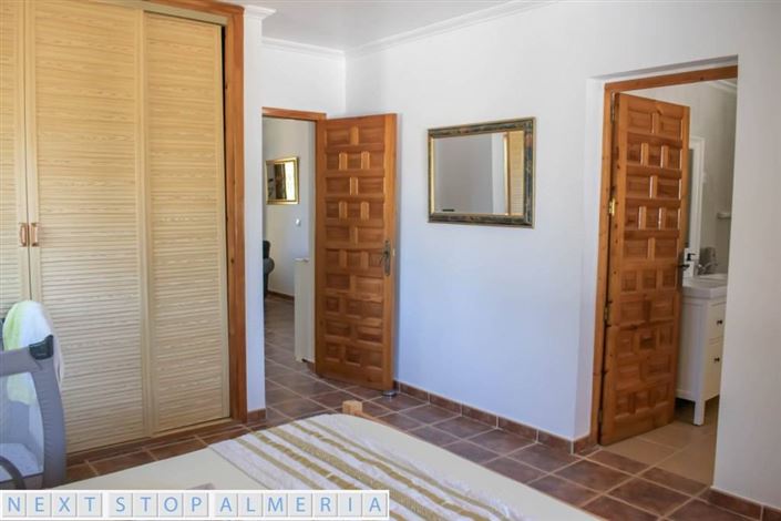 Image No.24-7 Bed Property for sale