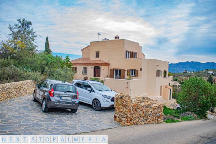 Image No.1-4 Bed Property for sale