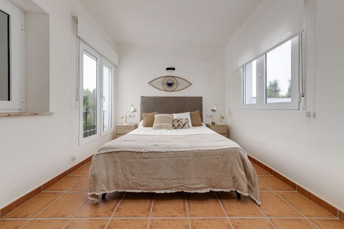 Image No.17-2 Bed Property for sale