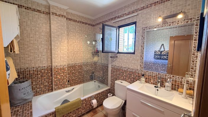 Image No.35-3 Bed Country House for sale