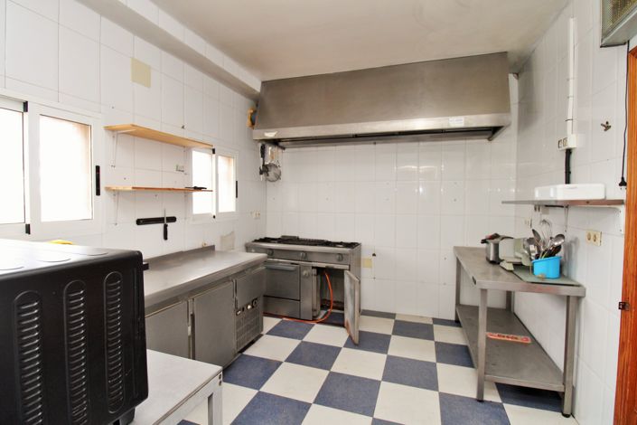 Image No.11-3 Bed Commercial for sale