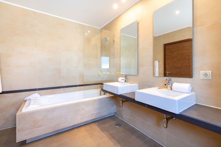 Image No.11-3 Bed Townhouse for sale