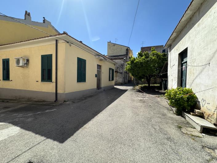 Image No.25-1 Bed Townhouse for sale