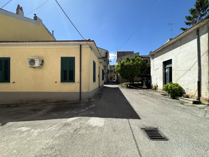 Image No.26-1 Bed Townhouse for sale