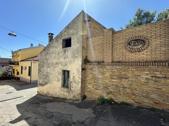 Image No.30-1 Bed Townhouse for sale