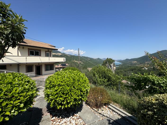 Image No.37-5 Bed Villa / Detached for sale