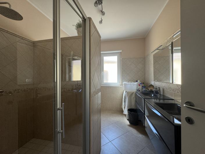 Image No.25-5 Bed Villa / Detached for sale