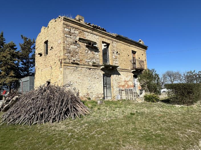 Image No.53-6 Bed Farmhouse for sale