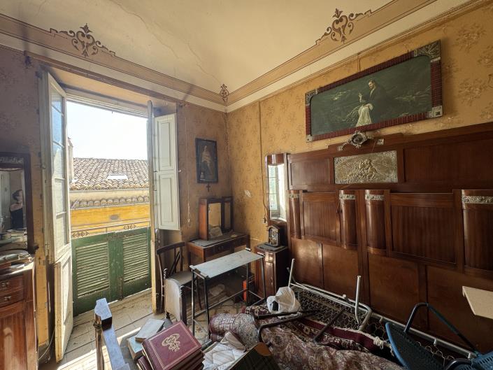 Image No.16-8 Bed Townhouse for sale