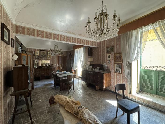 Image No.5-8 Bed Townhouse for sale