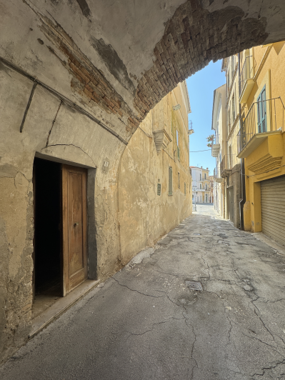 Image No.40-8 Bed Townhouse for sale