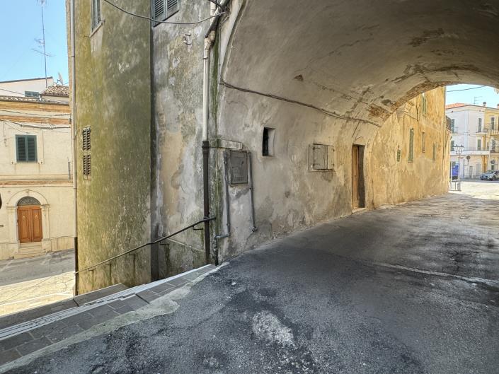 Image No.41-8 Bed Townhouse for sale