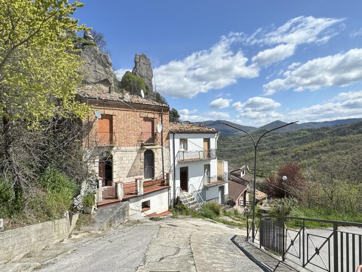 Image No.36-2 Bed Townhouse for sale