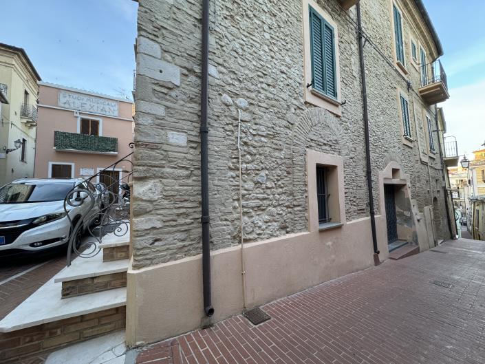 Image No.40-2 Bed Townhouse for sale