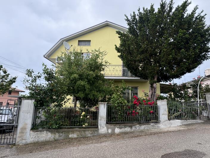 Image No.1-3 Bed Villa / Detached for sale