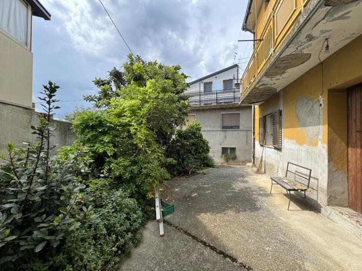 Image No.39-2 Bed Semi-Detached for sale