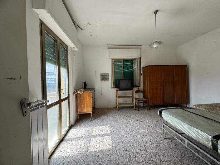 Image No.20-2 Bed Semi-Detached for sale