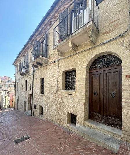 Image No.2-6 Bed Townhouse for sale