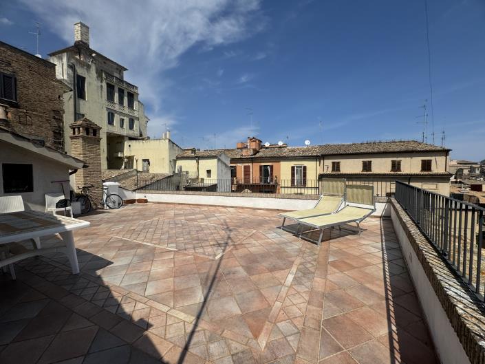 Image No.19-6 Bed Townhouse for sale