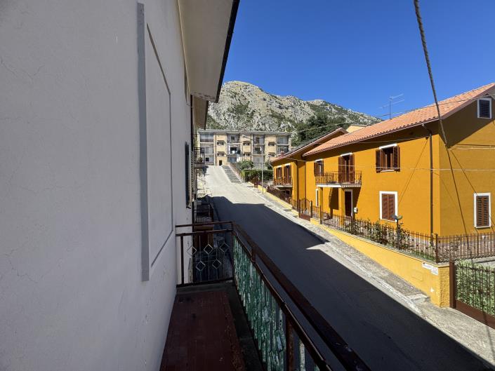 Image No.31-3 Bed Townhouse for sale