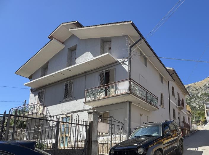 Image No.1-3 Bed Townhouse for sale