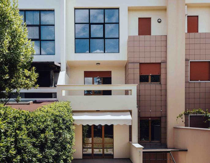 Image No.1-4 Bed Property for sale