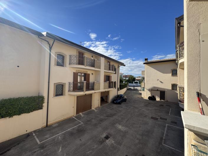 Image No.12-2 Bed House for sale