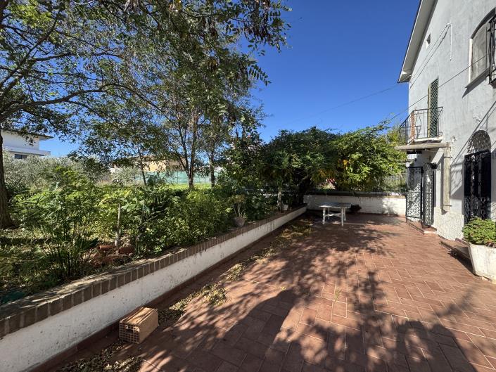 Image No.10-2 Bed Farmhouse for sale