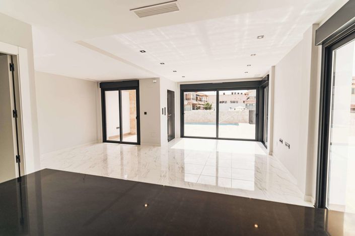 Image No.9-4 Bed Villa for sale