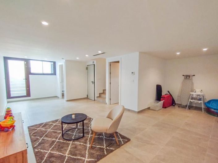 Image No.1-4 Bed Villa for sale