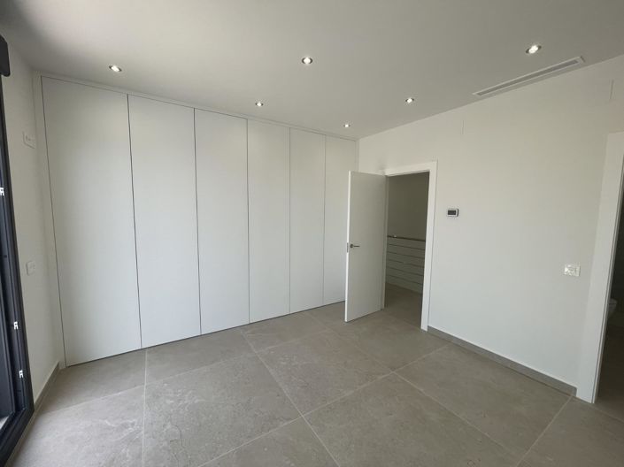 Image No.33-3 Bed Villa for sale