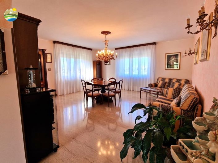 Image No.10-4 Bed Country House for sale