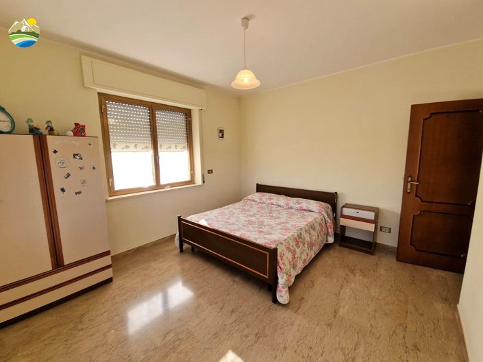 Image No.12-4 Bed Country House for sale