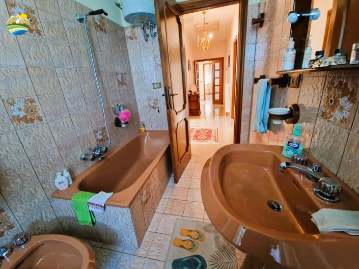 Image No.18-4 Bed Country House for sale