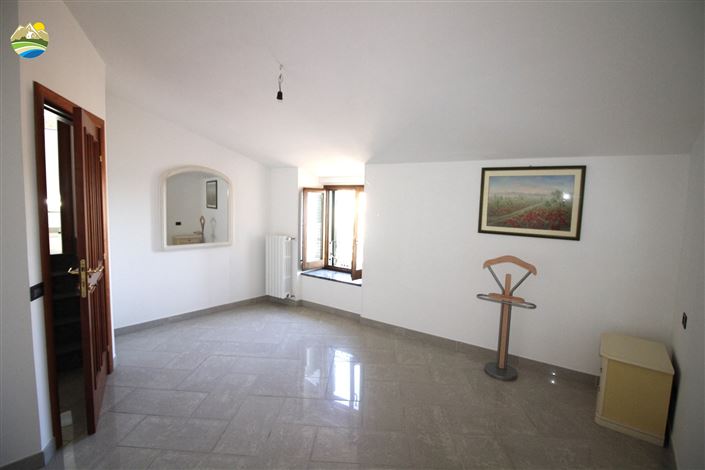 Image No.17-3 Bed Townhouse for sale