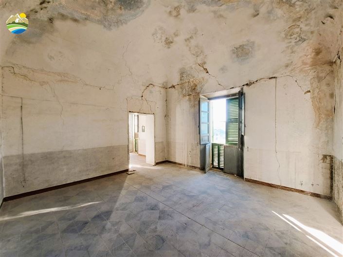 Image No.12-4 Bed Property for sale