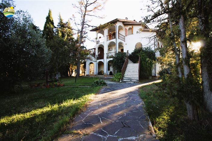 Image No.1-8 Bed Villa for sale