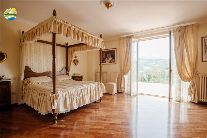 Image No.16-11 Bed Villa for sale