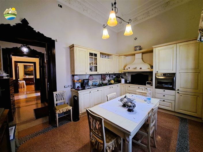 Image No.12-10 Bed Villa for sale