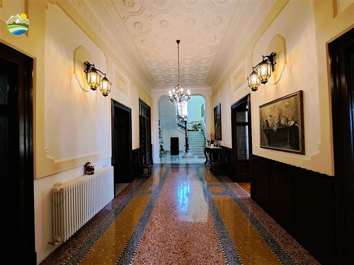 Image No.5-10 Bed Villa for sale