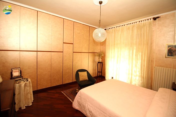 Image No.14-4 Bed Townhouse for sale