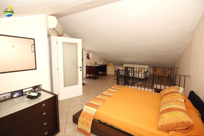 Image No.18-4 Bed Townhouse for sale