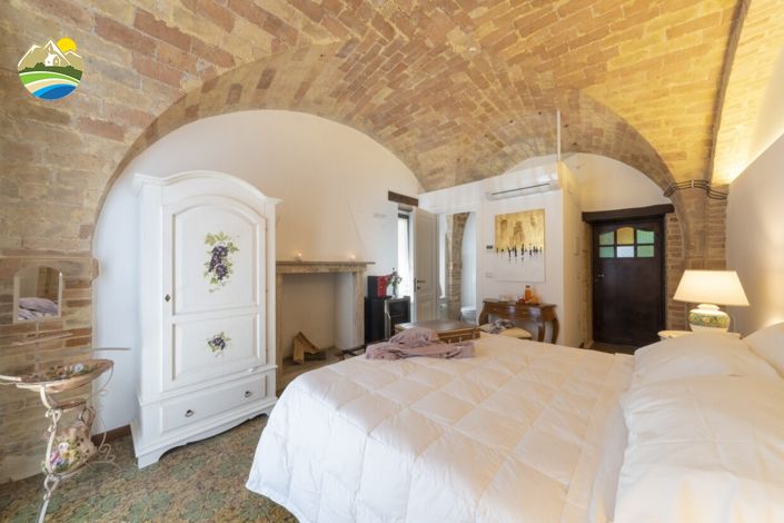 Image No.3-9 Bed Villa for sale