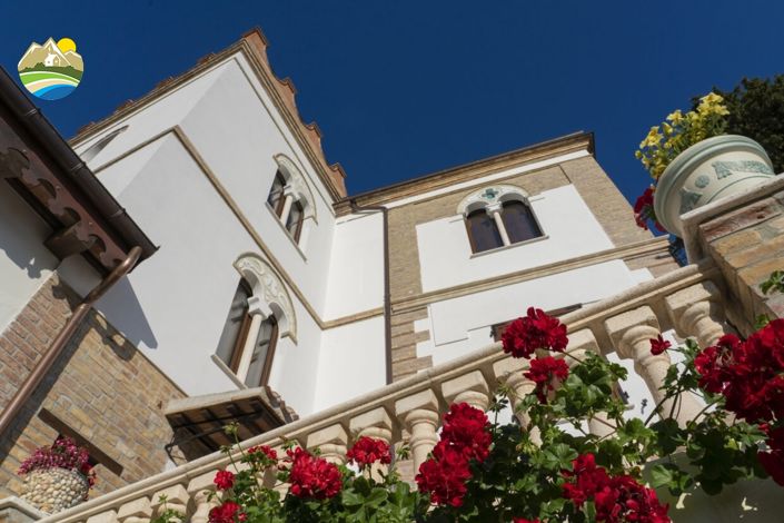 Image No.4-9 Bed Villa for sale